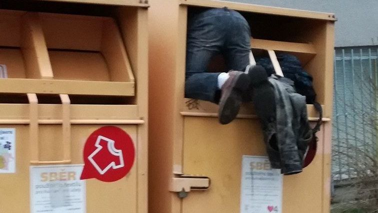 Cizinci z Balkánu se v Třeboni po hlavě vrhali do sběrných kontejnerů pro oblečení